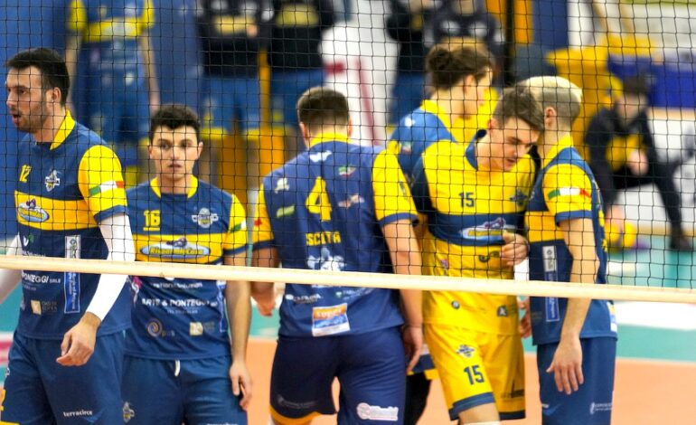  Il Sabaudia Pallavolo lotta ma cede in trasferta con il Casarano nell’ultima partita della regular season. Questa sconfitta vale al Sabaudia la retrocessione diretta