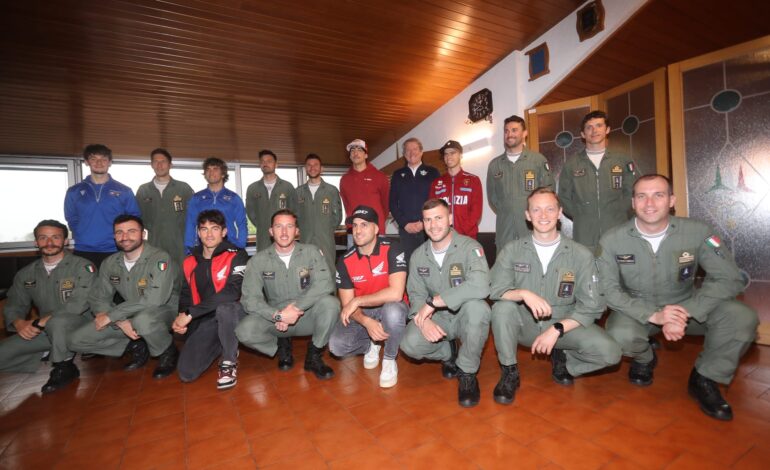 FMI in visita alle Frecce Tricolori: quando motociclismo e aviazione si incontrano