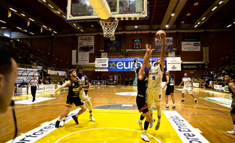 Passo falso in trasferta, Latina guarda avanti